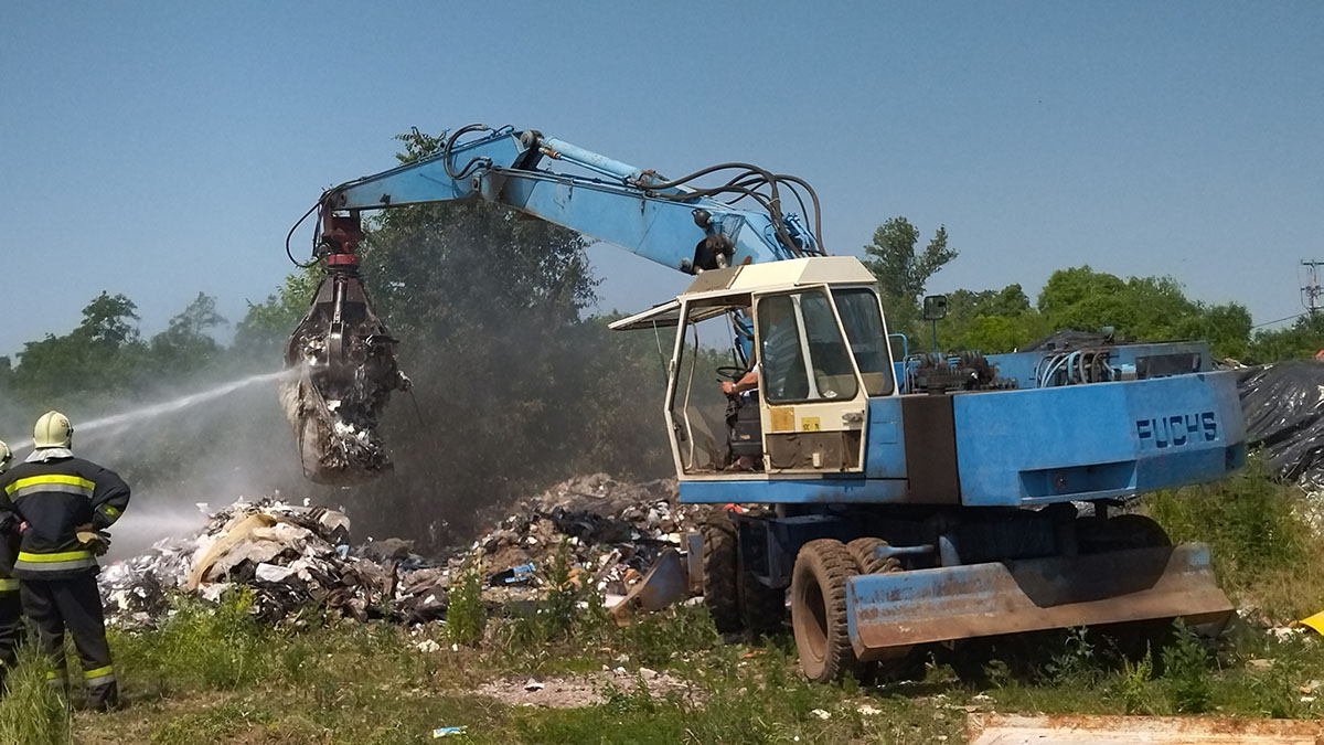 Felhalmozott műanyag égett egy hulladéktelepen Szarvason