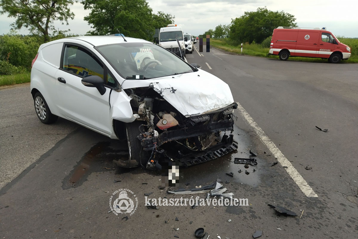 Kisteherautó és személygépkocsi ütközött Csabaszabadi közelében