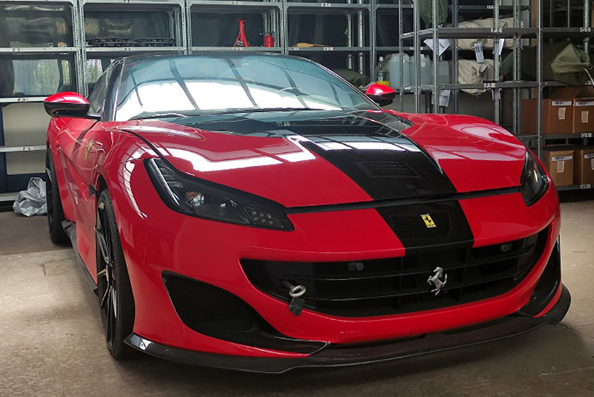 Egy 600 lóerős Ferrarira is licitálhatunk a NAV árverésén
