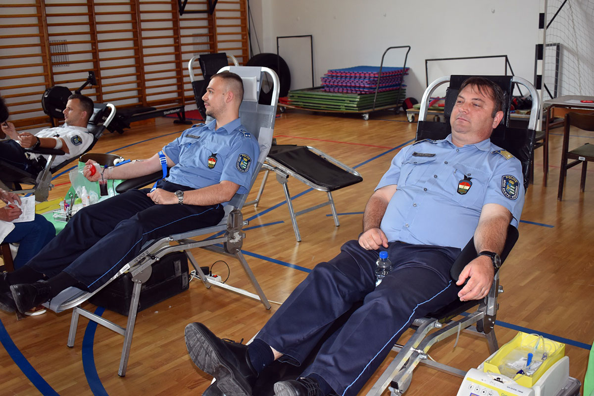 Rendőrök és rendőrségi dolgozók adtak vért