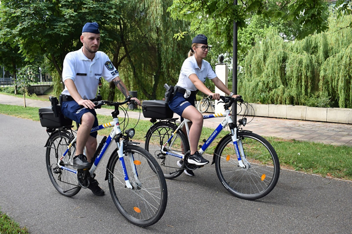 Kerékpáros rendőrök léptek szolgálatba Békéscsabán