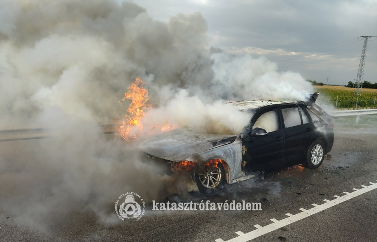 Kigyulladt egy autó az M44-esen Békéscsaba közelében