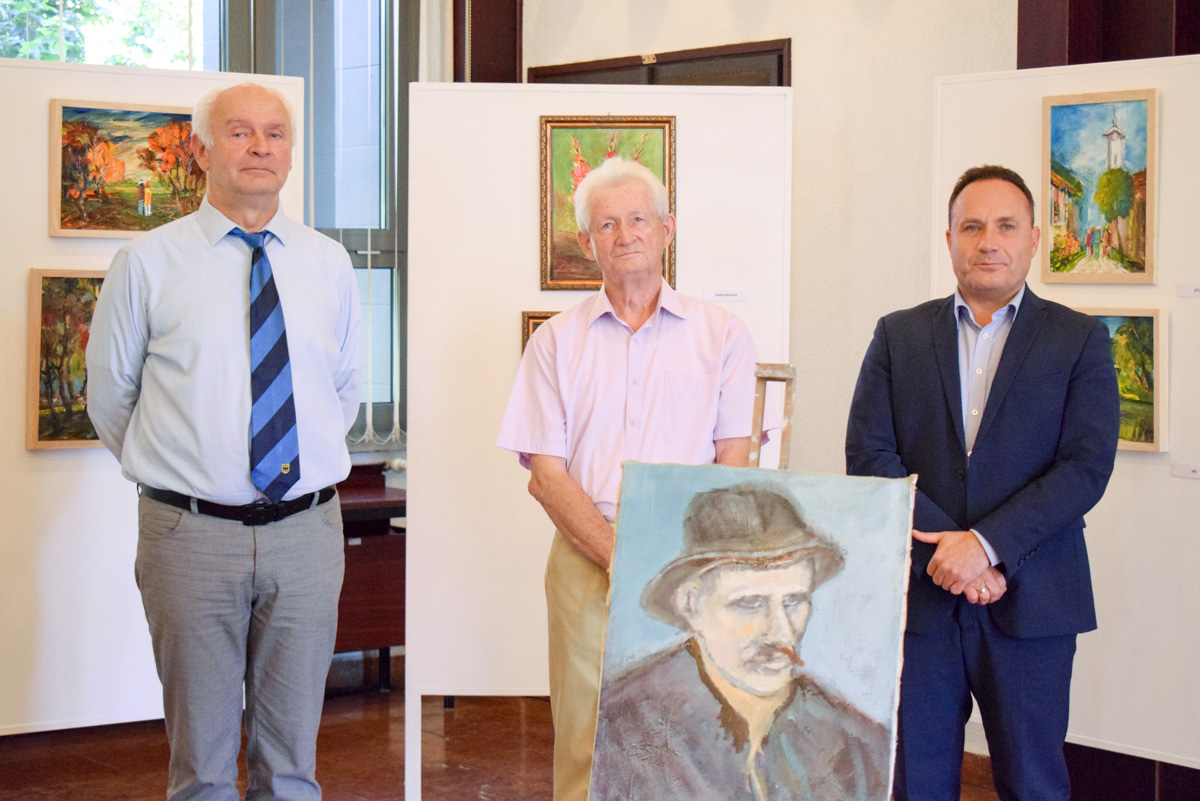 Csendes Ferenc festményei díszítik a hivatal paravánjait