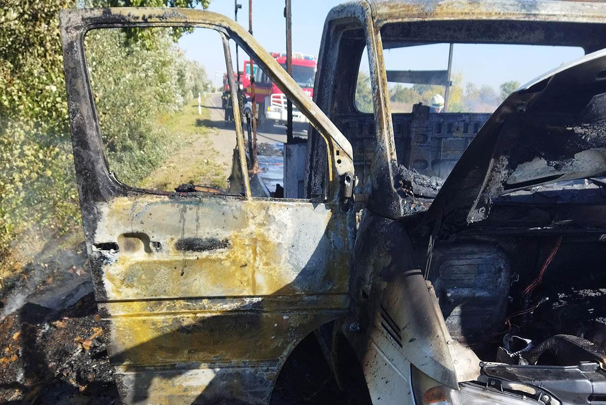 Teljesen kiégett egy kisteherautó Székkutas és Orosháza között, a 47-es úton