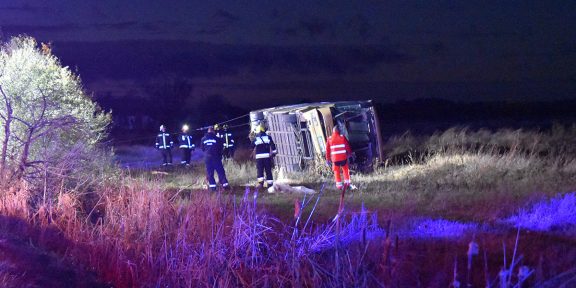 felborította a szél a buszt