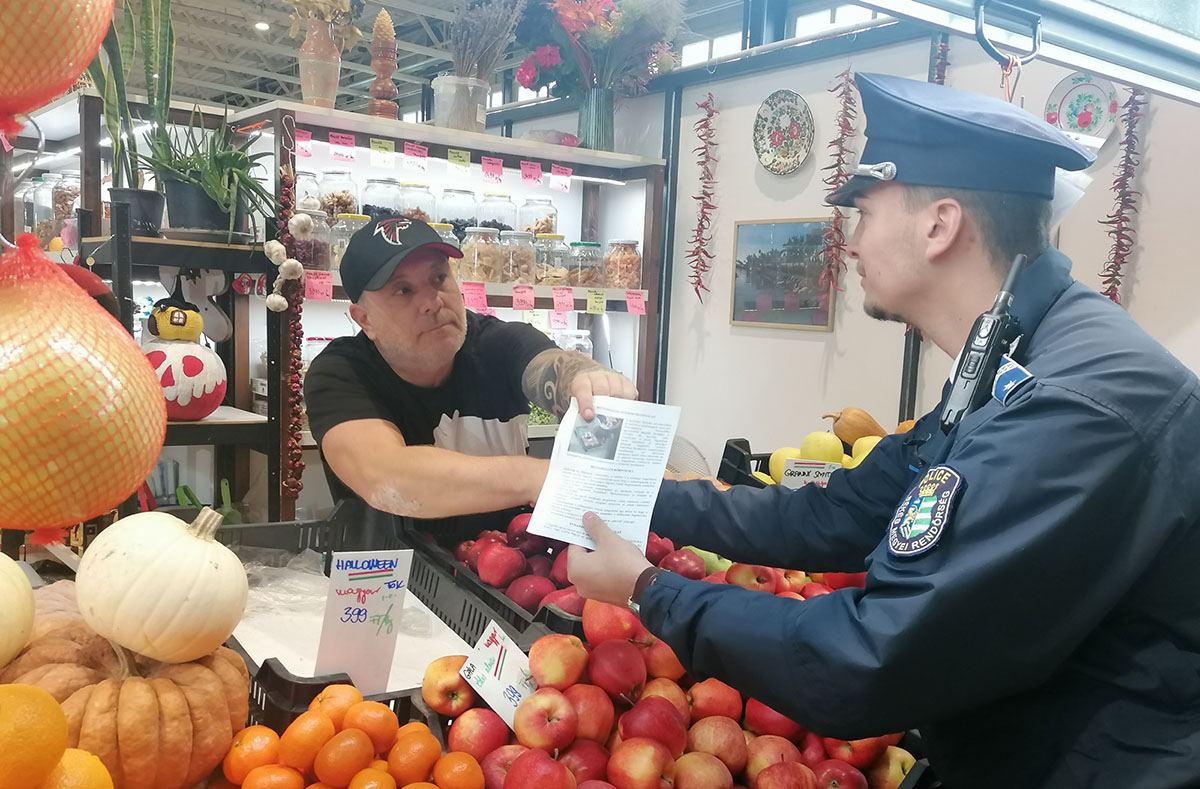 Kiosztott pár jó tanácsot a rendőrség a békéscsabai piacon