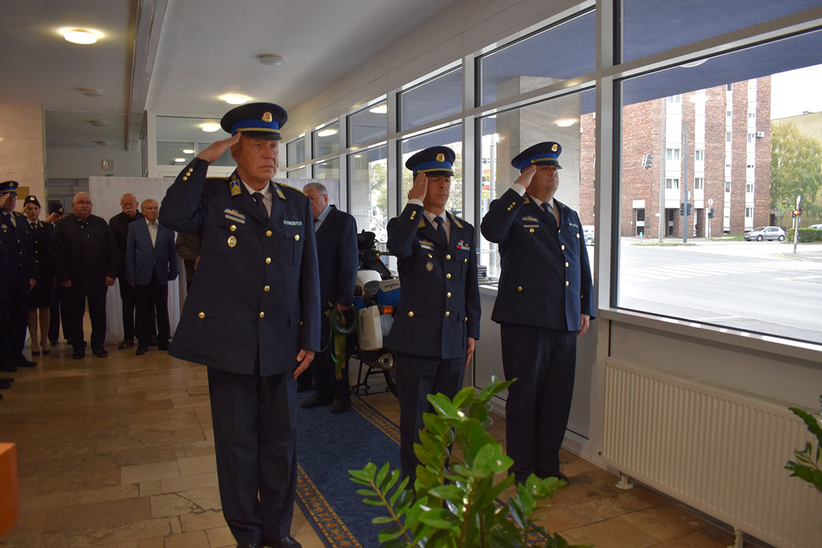 Elveszített munkatársaiknak állítottak emléket a Békés vármegyei rendőrök