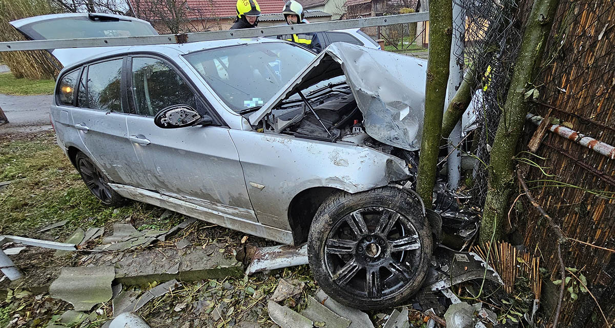 Kerítésnek csapódott egy BMW-s Békésen