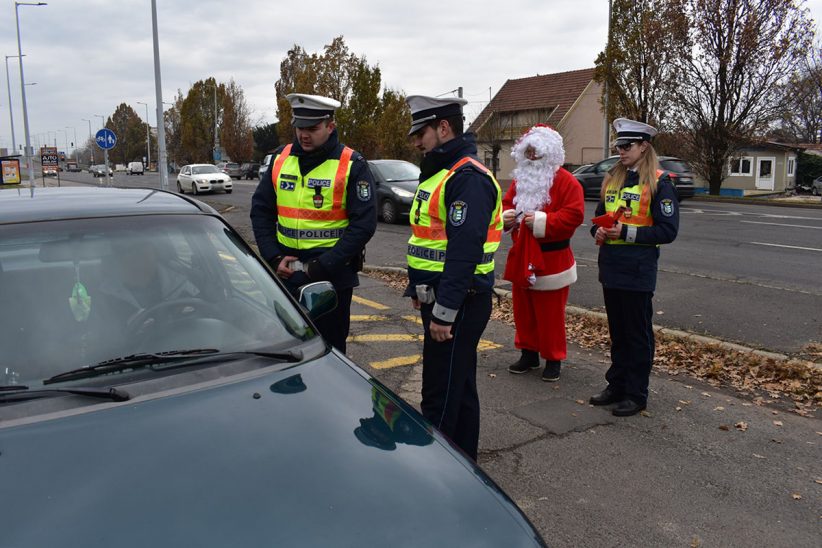 A Mikulás is csat(t)lakozott a rendőrökhöz Békéscsabán