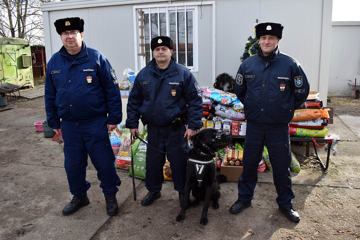 Adománnyal segítettek a menhelyen lévő állatokon a Békés vármegyei rendőrök