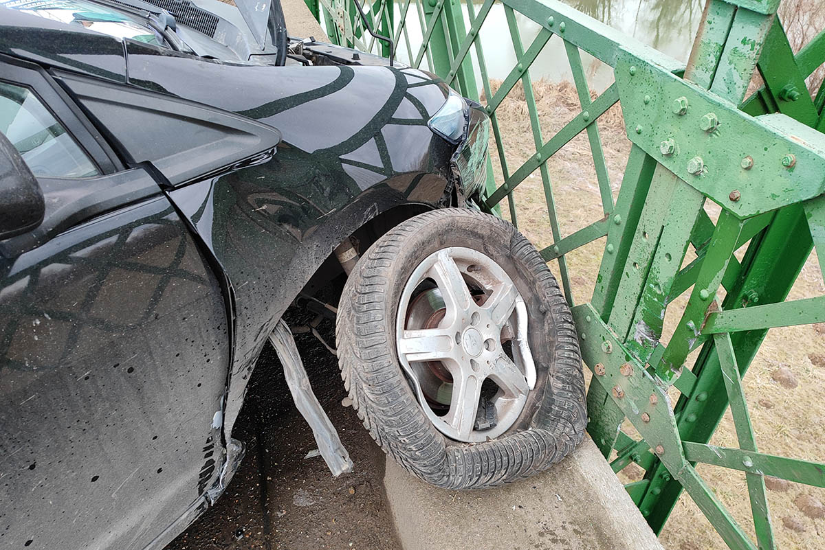 hídnak ütközött autó Gyulán