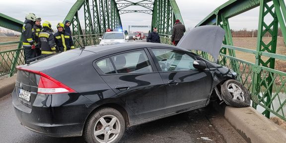 hídnak ütközött autó Gyulán