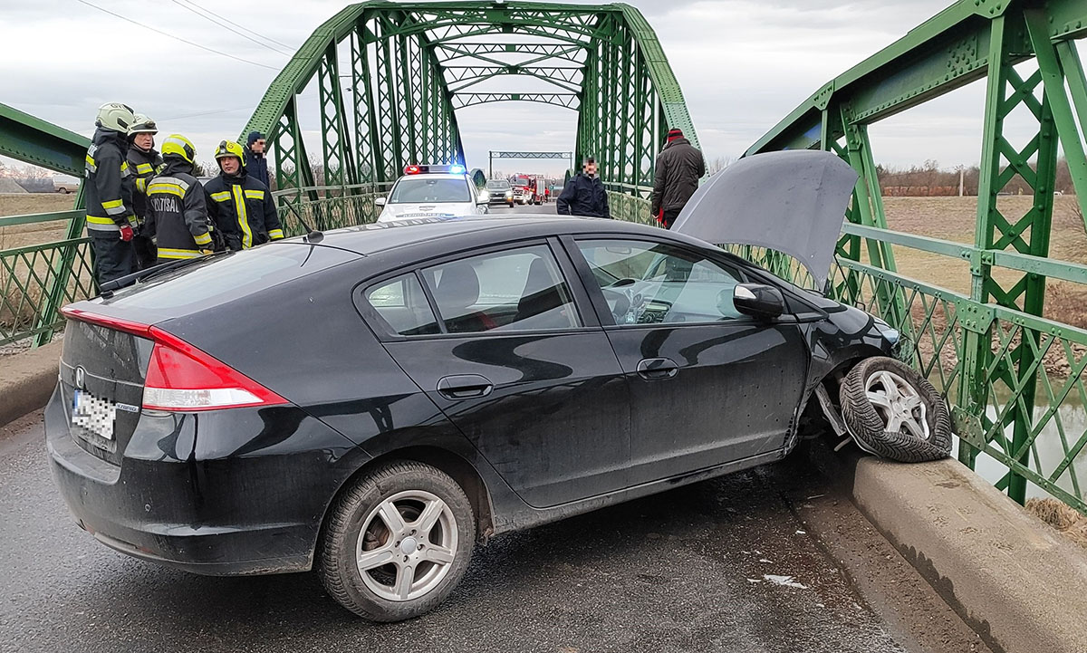 Hídpadkának ütközött egy személyautó Gyula és Sarkad között