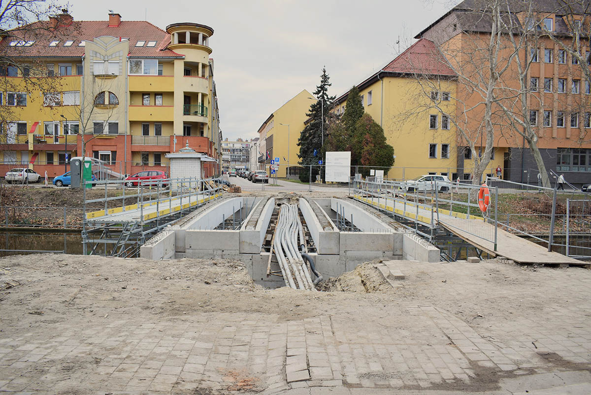Jól halad a József Attila utca és Deák utca közti kishíd építése