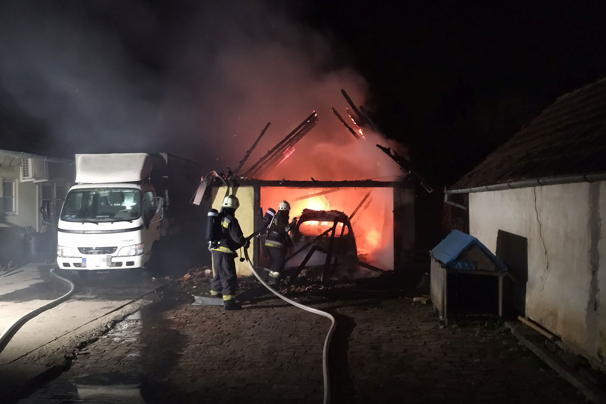 Garázstűzhöz riasztották a csabai tűzoltókat