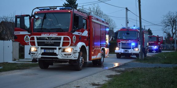 tűzoltó, kigyulladt ház Békéscsabán