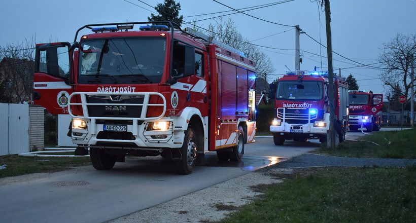 tűzoltó, kigyulladt ház Békéscsabán