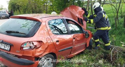 Kevermes és Pusztaföldvár közelében történt baleset az elmúlt napon. Lesodródott az útról és az út menti fák k