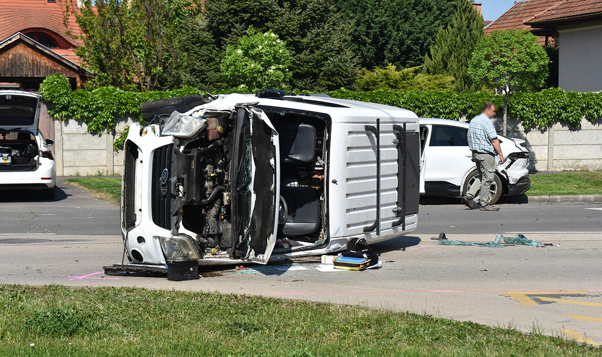 Súlyos baleset Gyulán, két személyautó és egy furgon karambolozott