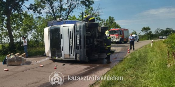 Felborult teherautó Szarvas Gyomaendrőd