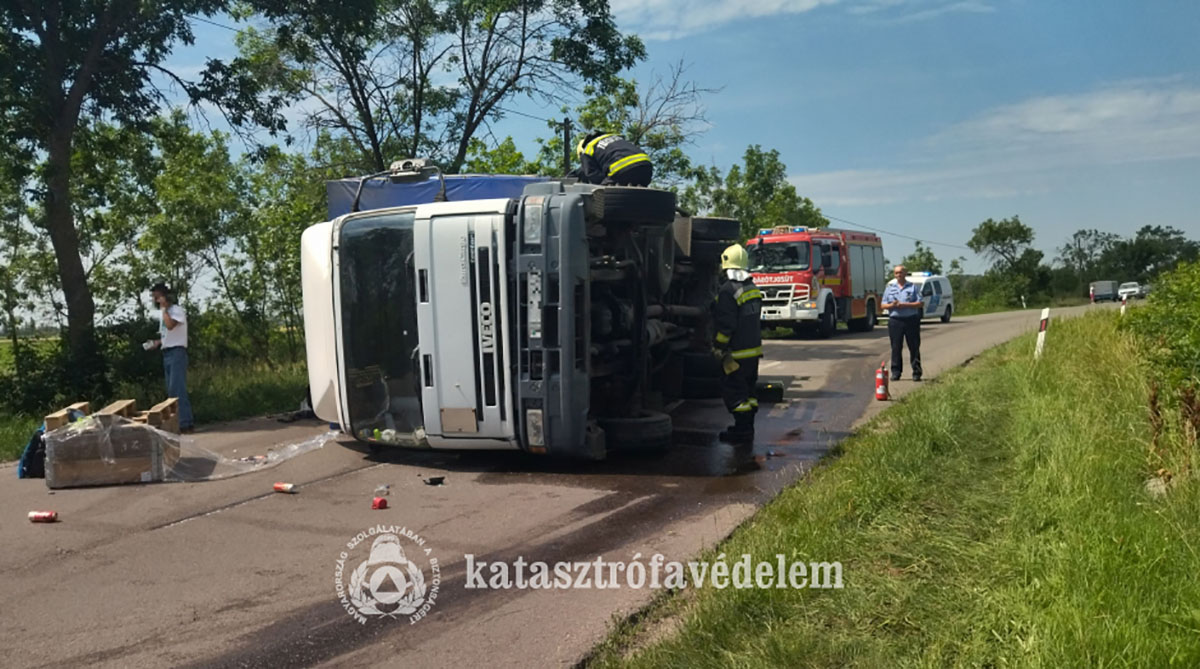 Felborult egy teherautó Szarvas és Gyomaendrőd között