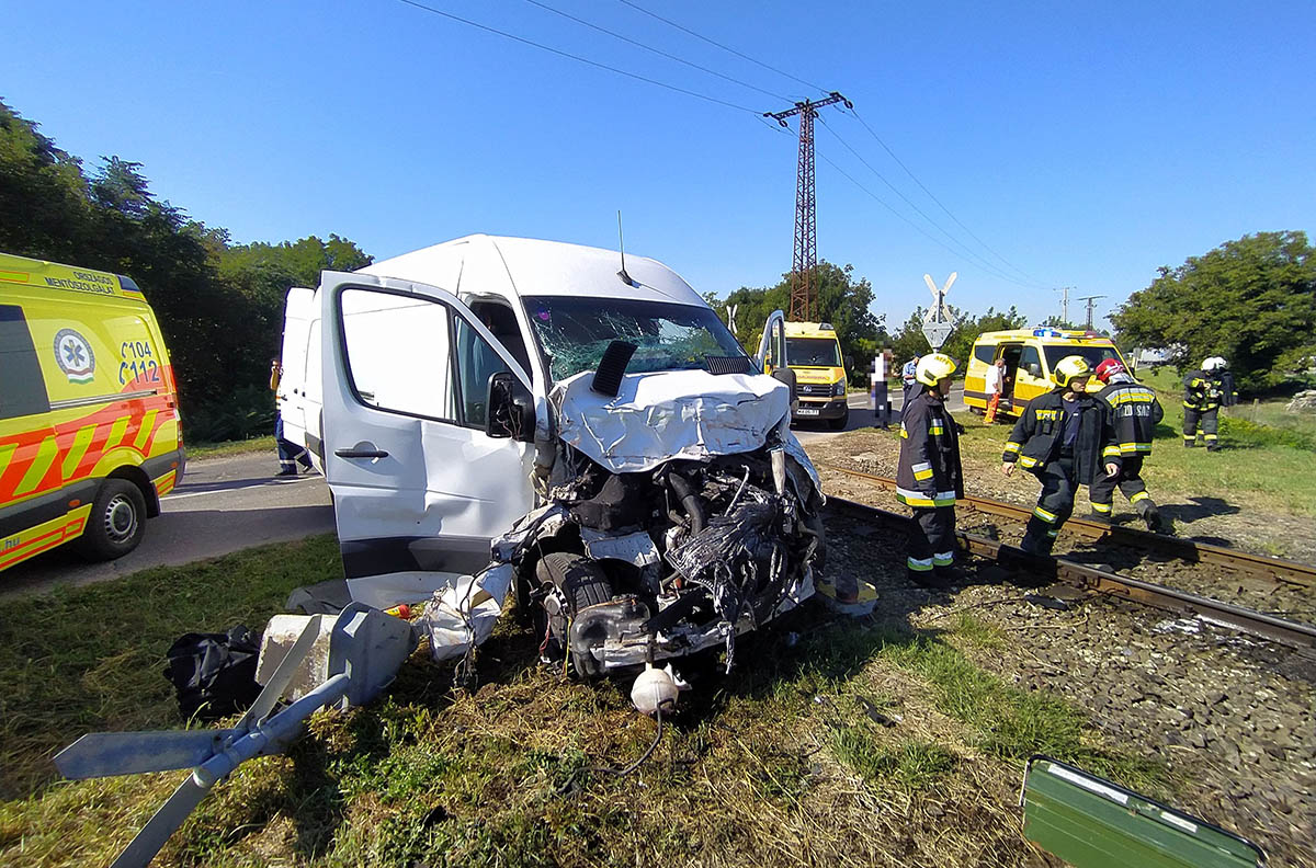 A figyelmetlen teherautósofőr miatt siklott ki egy személyvonat Mezőhegyesnél