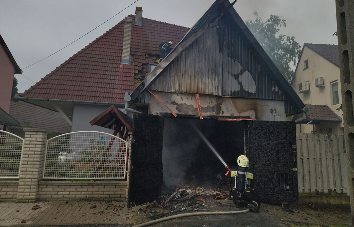 Kigyulladt egy garázs Békéscsabán