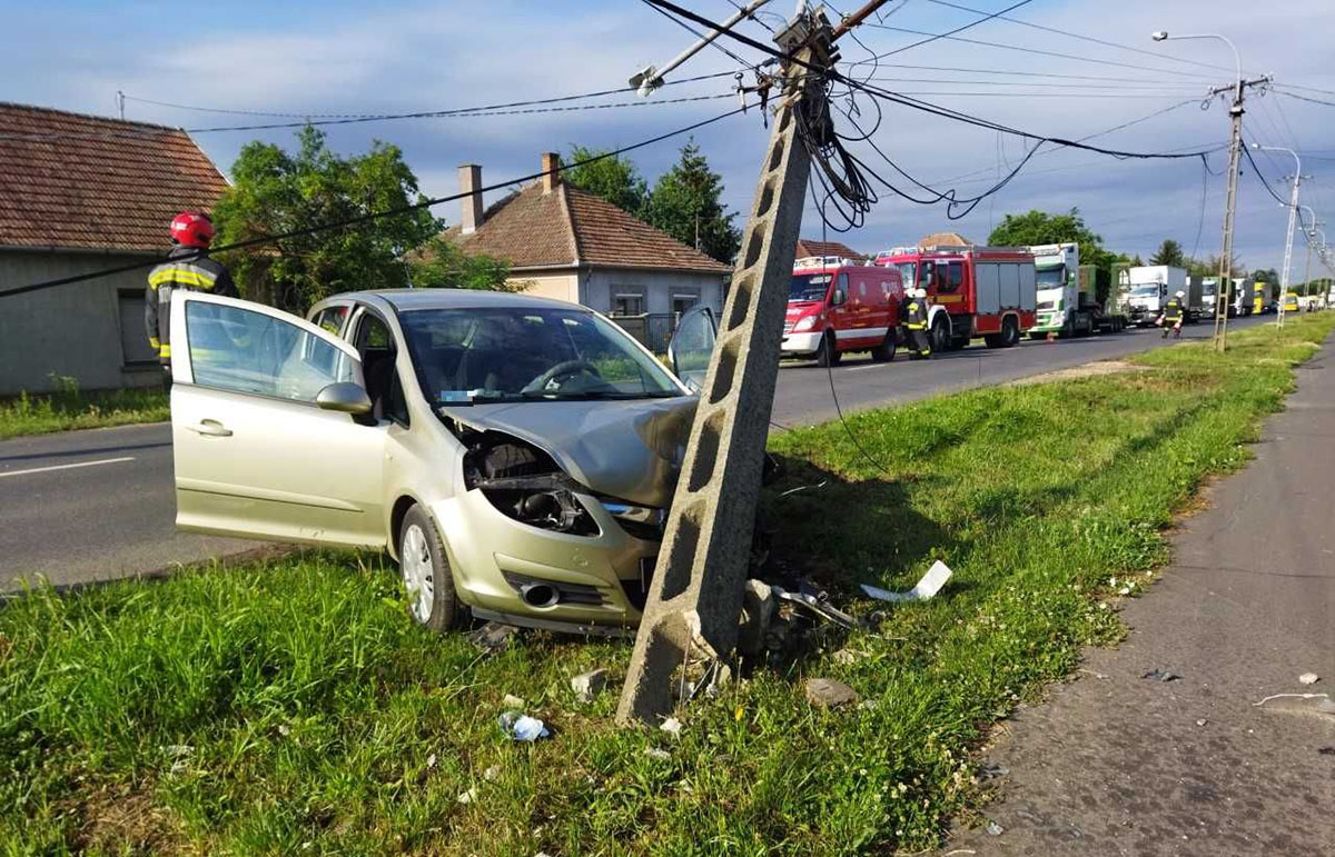 Megsemmisített egy villanyoszlopot egy autós Csorváson