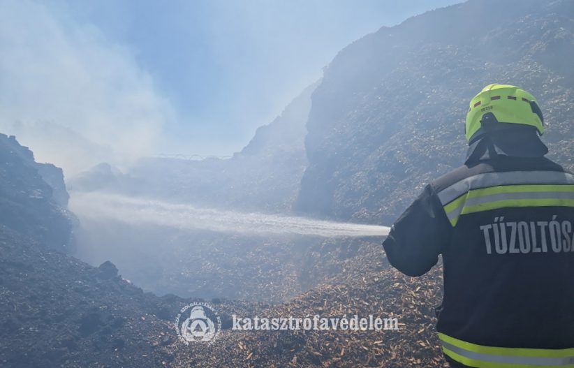 Kigyulladt a fűtésre felhalmozott fa és napraforgó darálék Medgyesegyháza külterületén