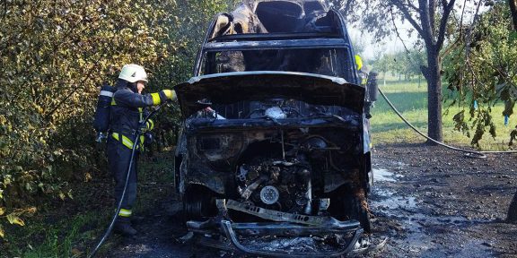 kigyulladt kisbusz Mezőberényben