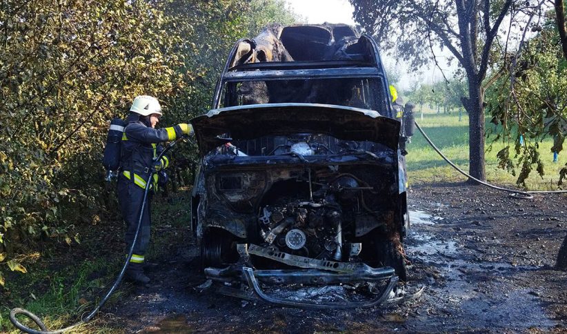 kigyulladt kisbusz Mezőberényben