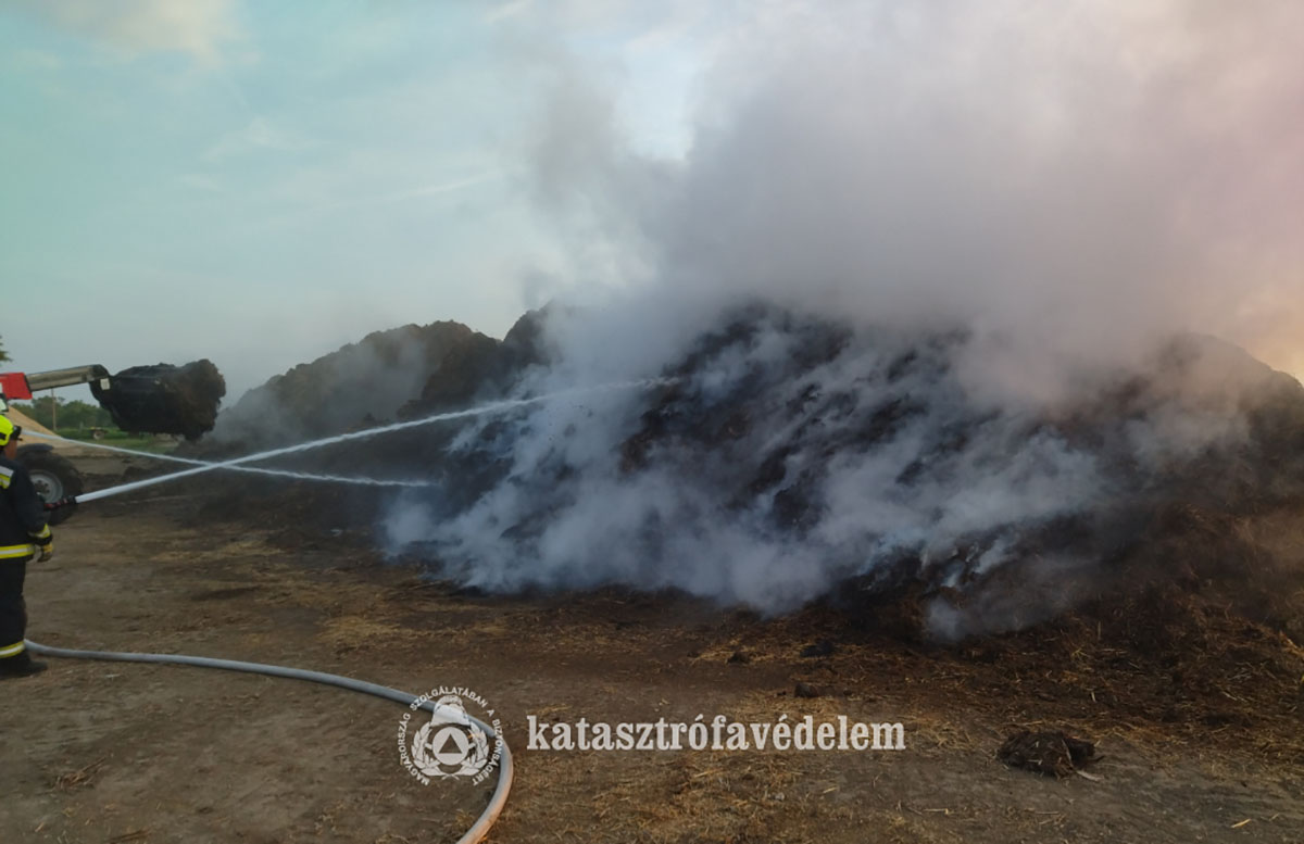 Egy kigyulladt kazalhoz riasztották a tűzoltókat