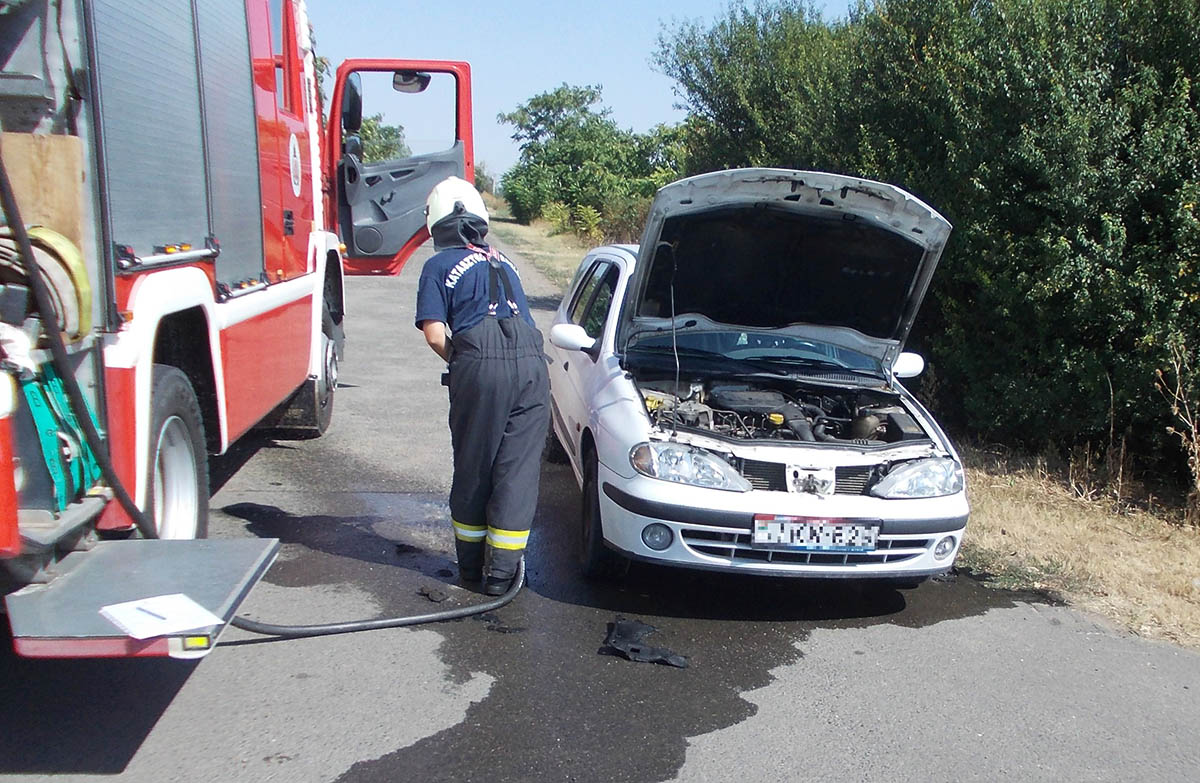 Kigyulladt egy személyautó motortere Pusztaföldvár és Kaszaper között