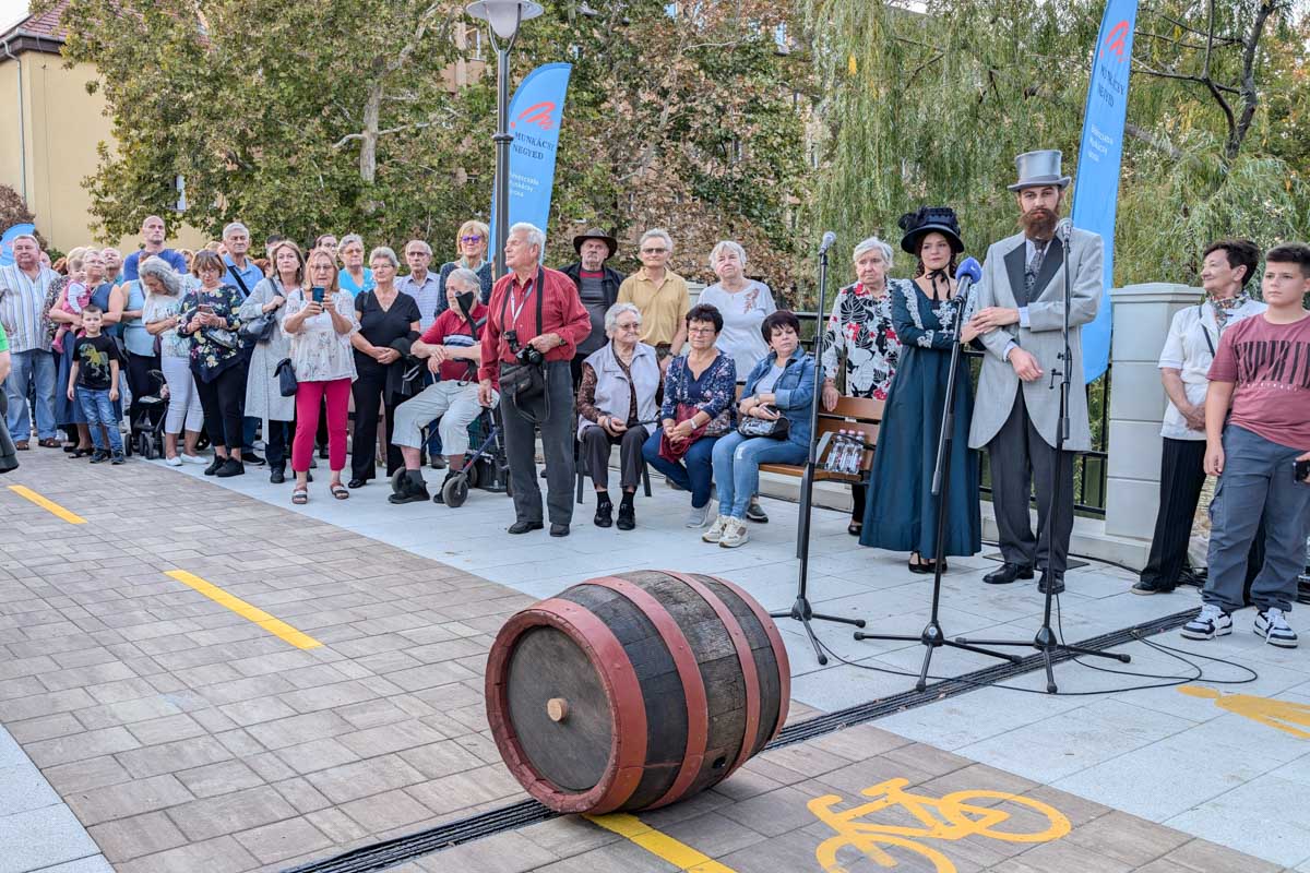 Átgurult a boroshordó, ezzel átadták a megújult kishidat