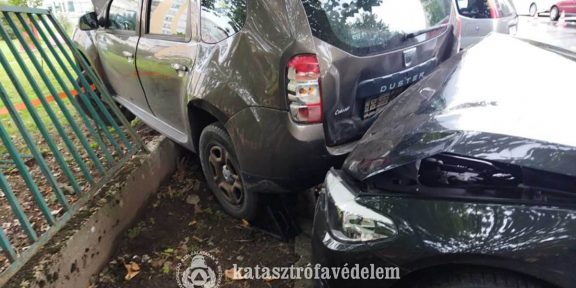 Parkoló autónak ütközött