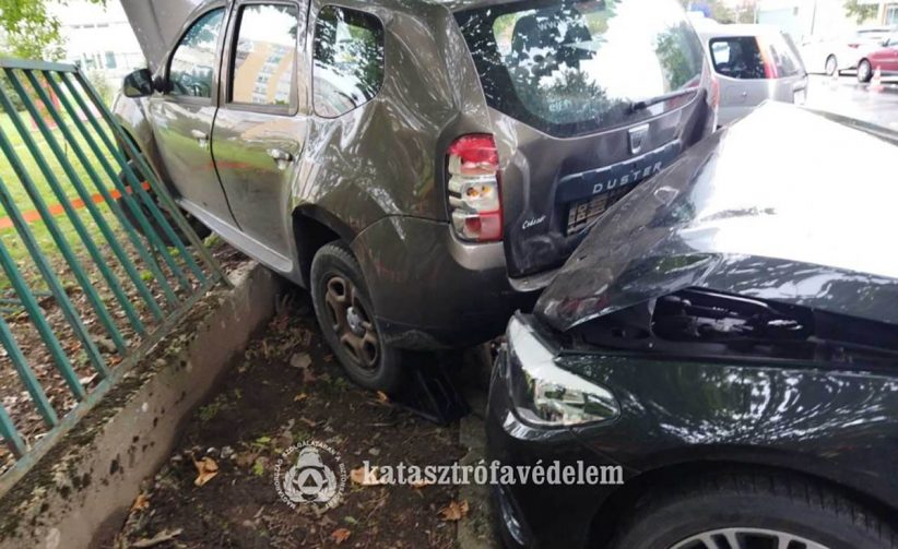 Parkoló autónak ütközött