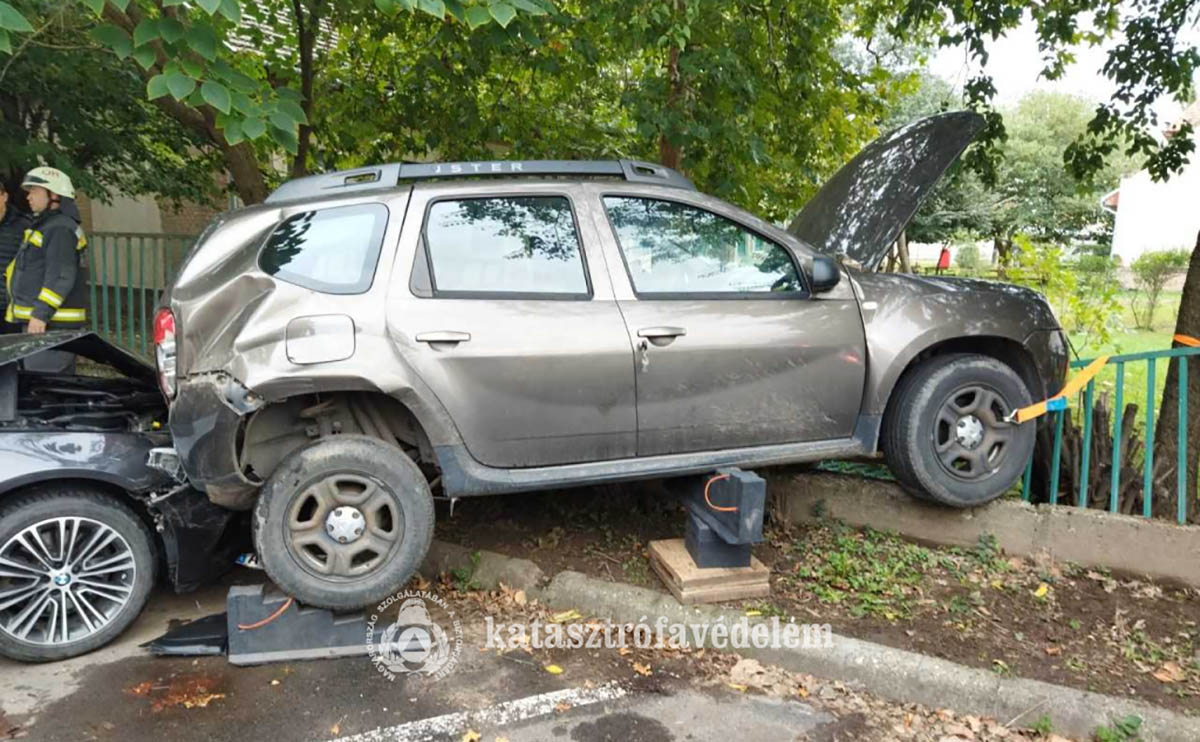 Parkoló autók közé csapódott BMW