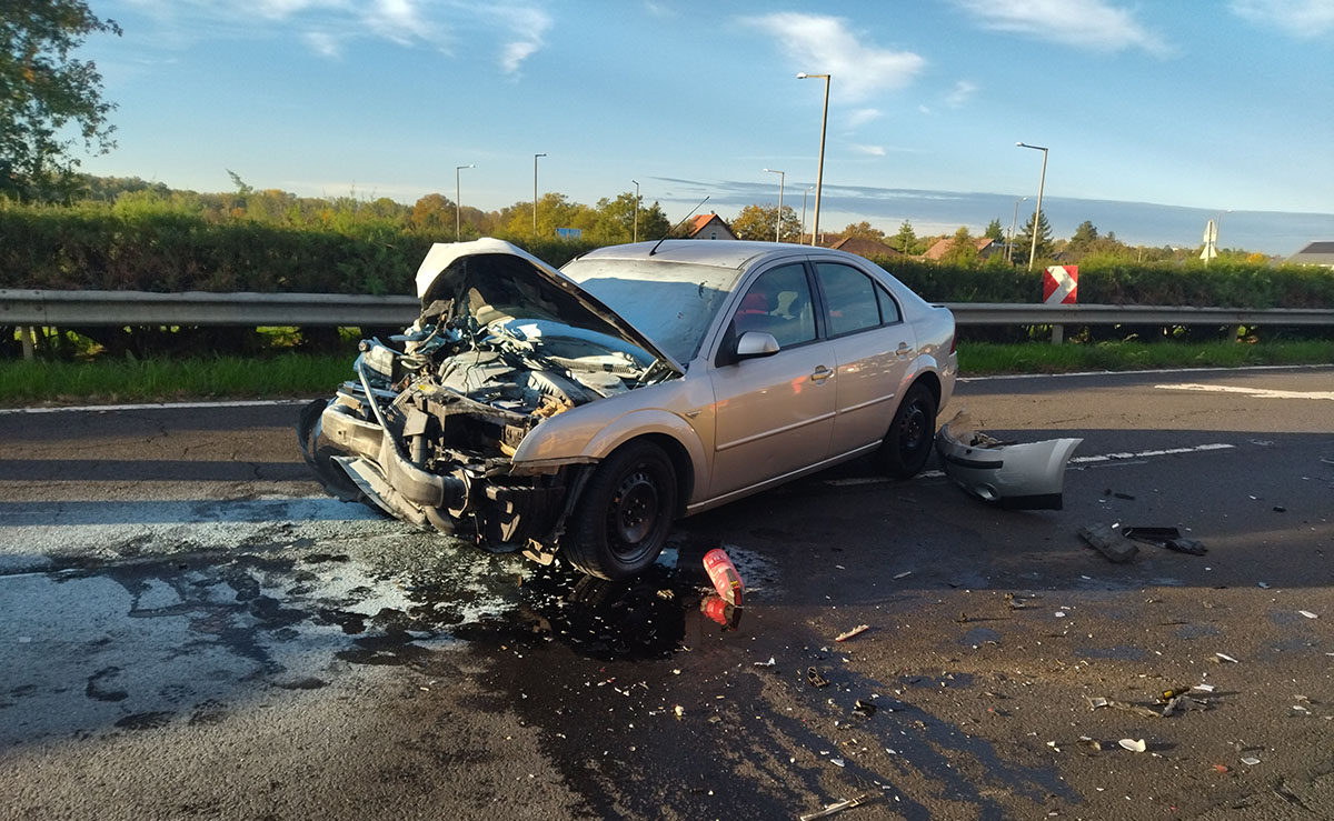 Frissítve – Két autó karambolozott a 44-esen, Békéscsabánál