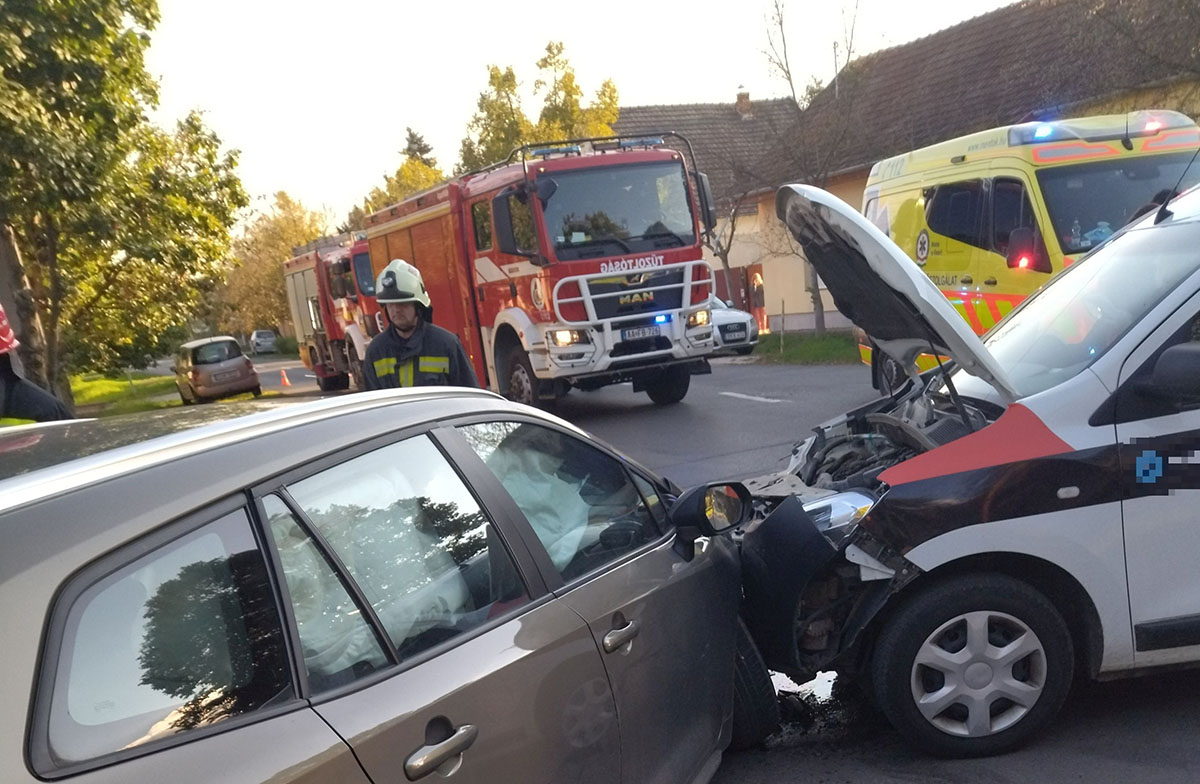 Két személygépkocsi karambolozott Békéscsabán, a Kazinczy utcában