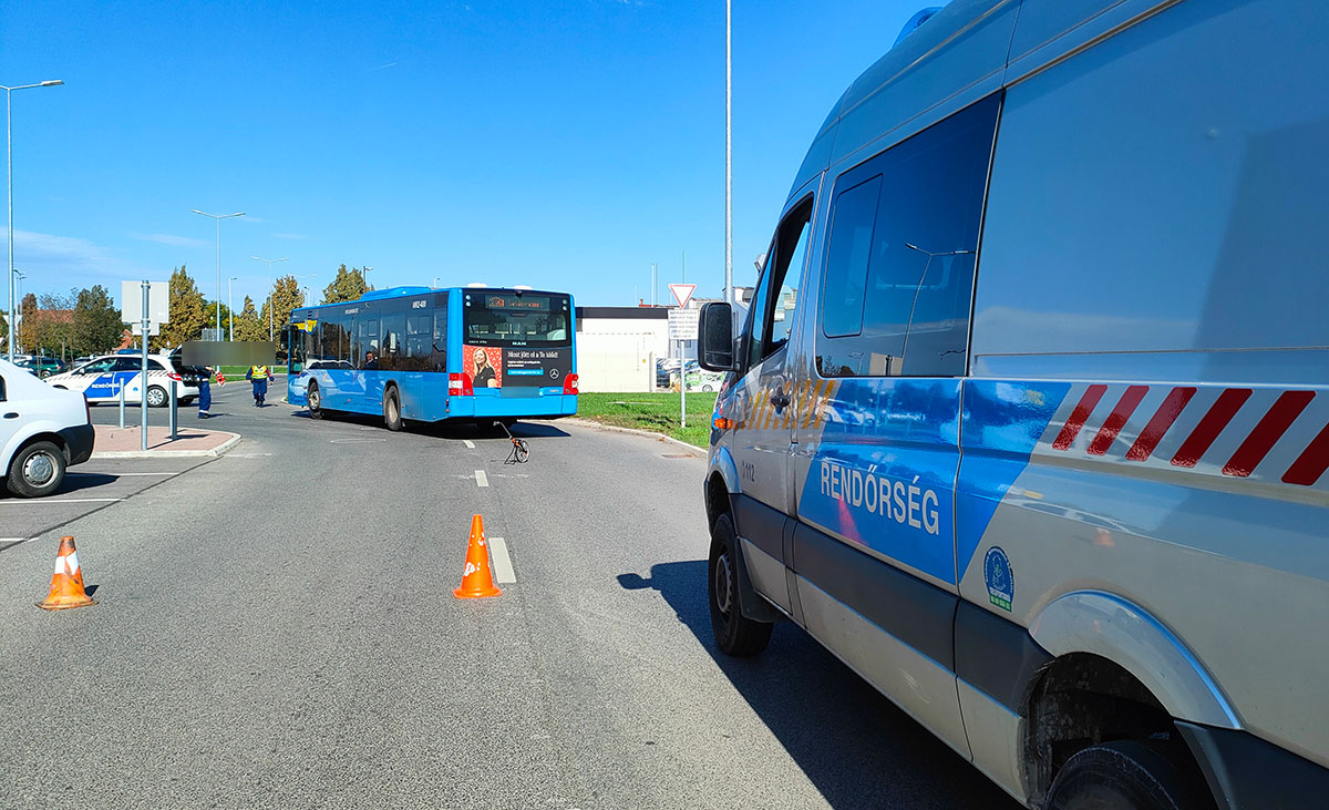 személyautó és egy autóbusz ütközött Békéscsabán