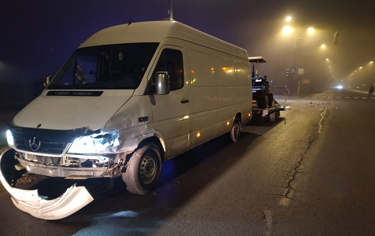 Összeütközött egy haszongépjármű és egy személyautó Békéscsabán, a Gyulai úton