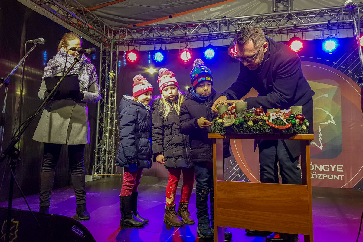 Meggyújtották az első gyertyát Békéscsaba adventi koszorúján