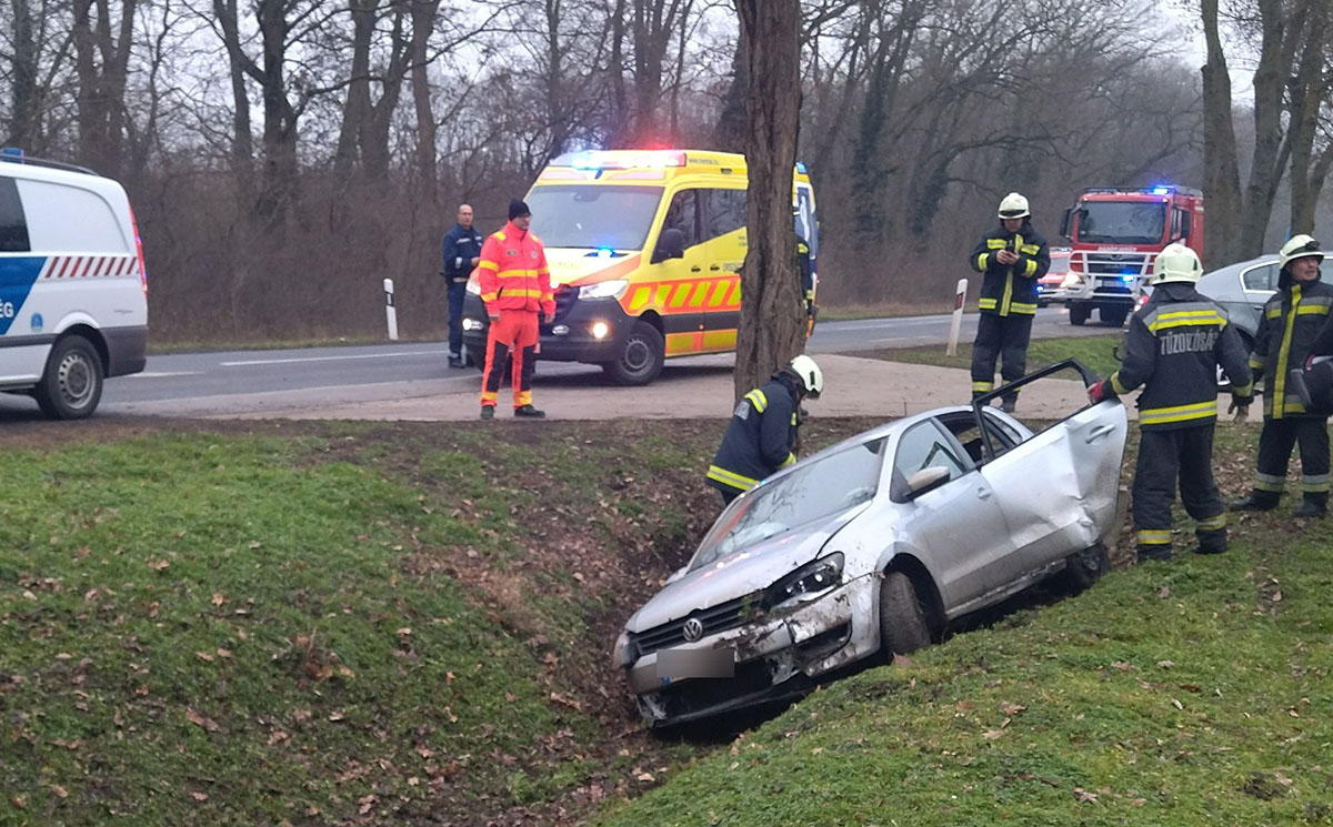 Árokba csapódott egy személygépkocsi Doboz közelében