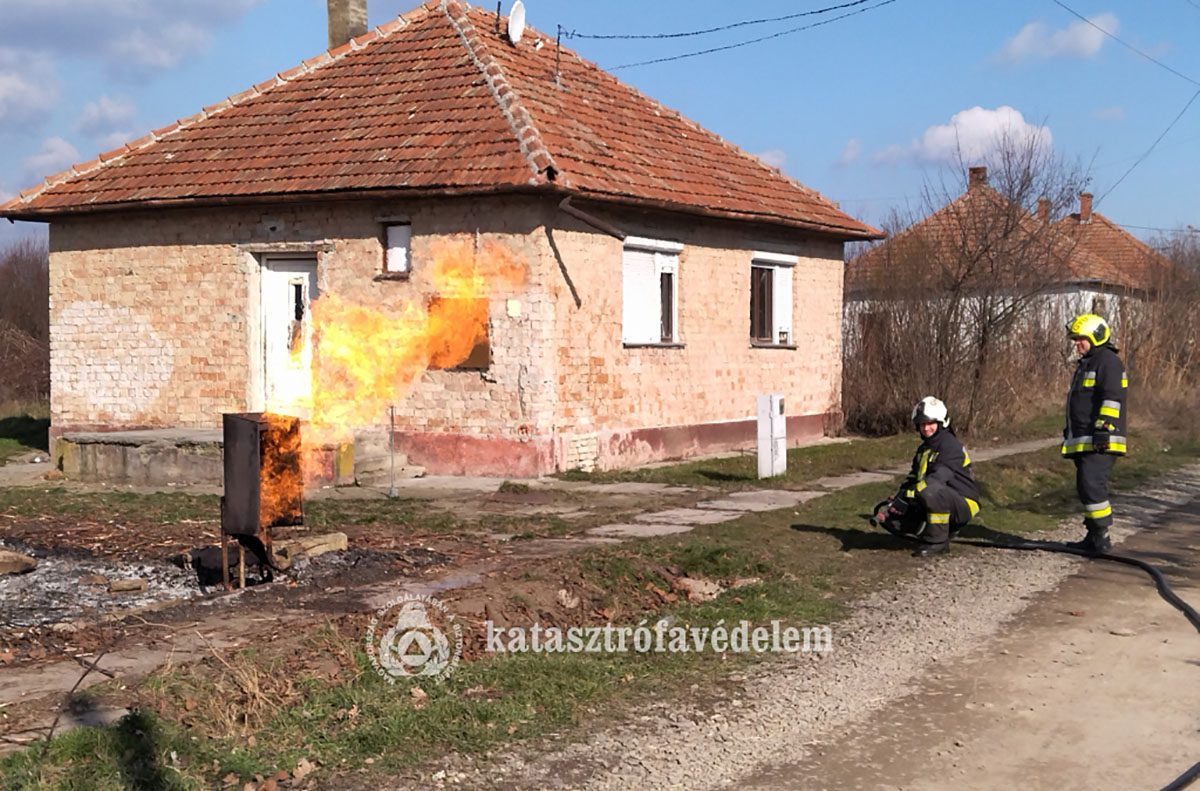 Gázcsonk égett Sarkadon, egy Kodály utcai portán