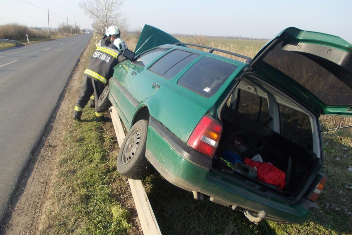 Egy balesetnél és két tűzesetnél segítettek kedden a tűzoltók