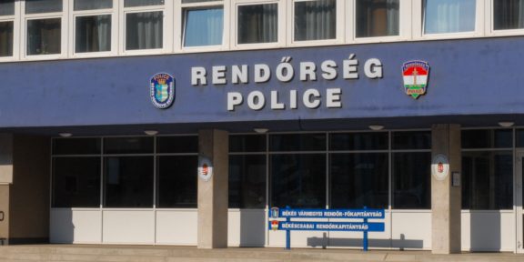 rendőrség, police, kék, fehér, kétszer is kifizette