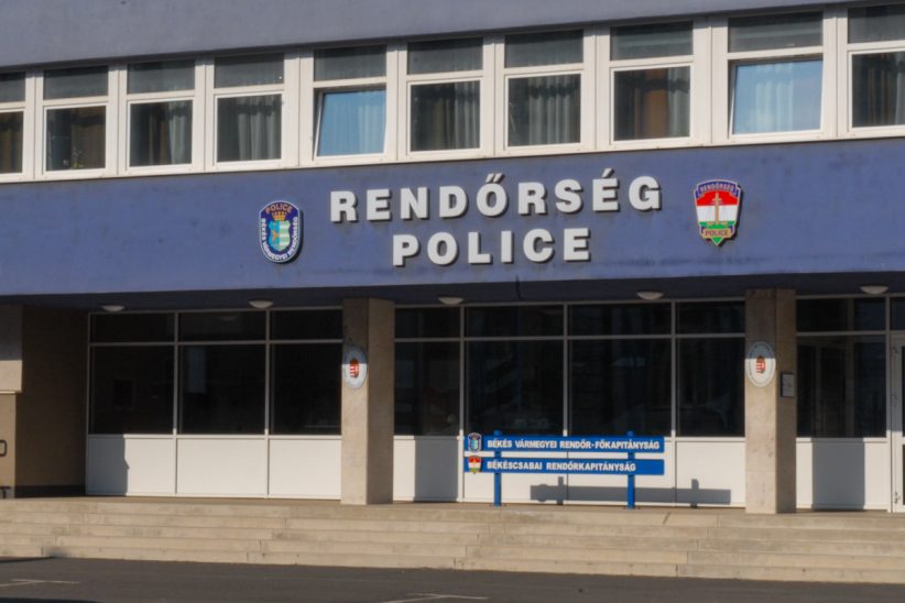 rendőrség, police, kék, fehér, kétszer is kifizette