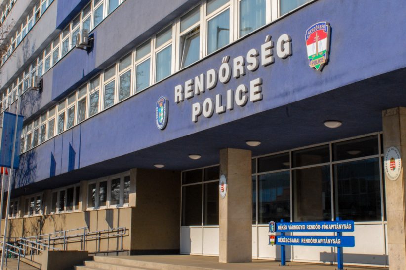 ittas, rendőrség, police, kék, fehér