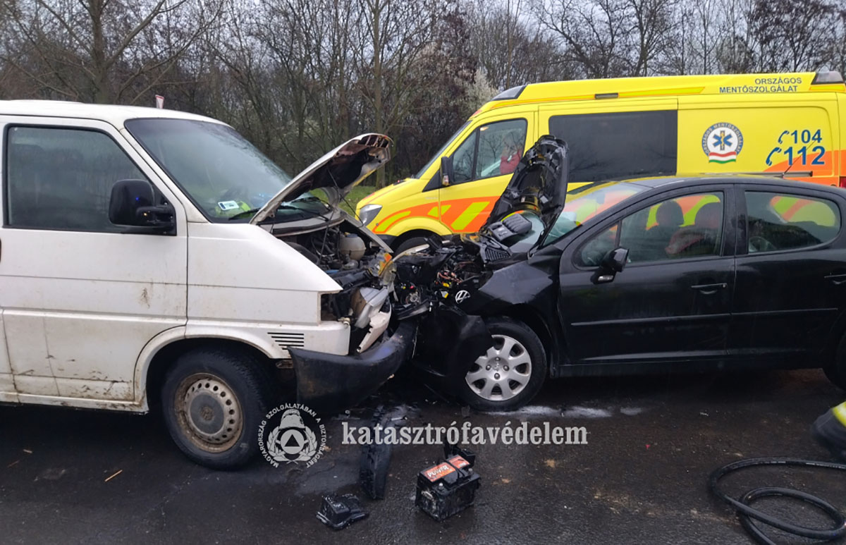 Két személygépkocsi ütközött tegnap délután Békéscsaba közelében