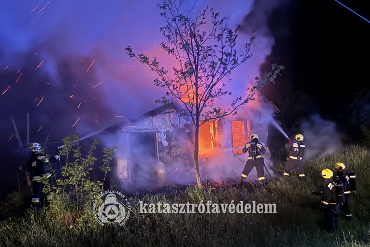 Lángok martaléka lett egy parasztház Battonyán